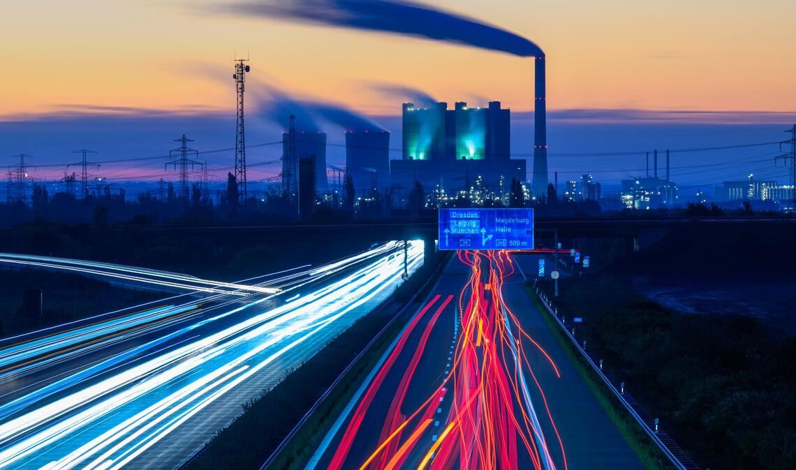 Autos ziehen Leuchtspuren auf der A 38 vor dem Braunkohlekraftwerk Schkopau.