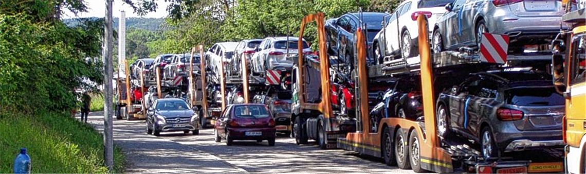Autotransporter blockieren die Wilhelmstraße. Bürger haben das Chaos leid. Archivfoto: privat