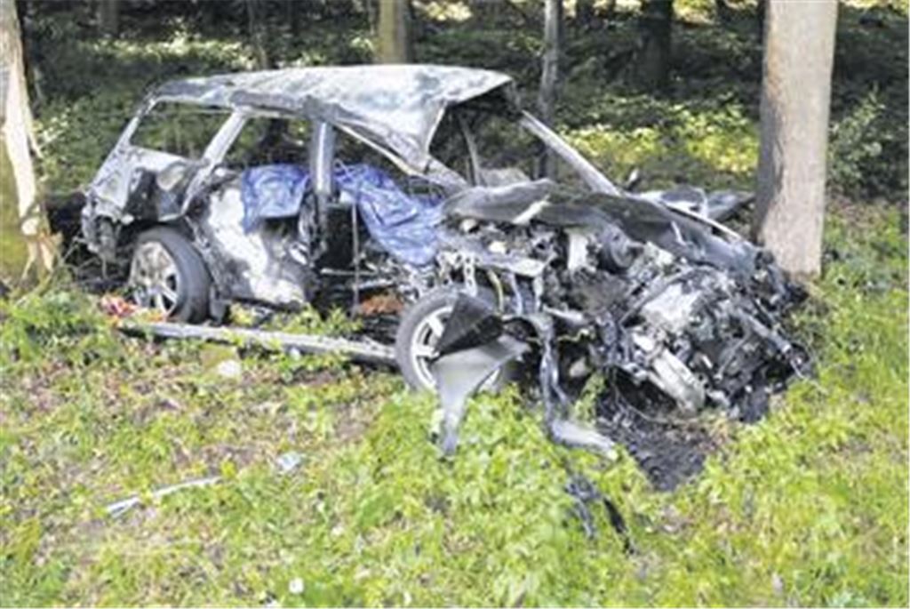 Autowrack wird zur tödlichen Falle für einen 20-Jährigen. Er ist nach einem Unfall eingeklemmt und verbrennt. Foto: Myroshnichenko