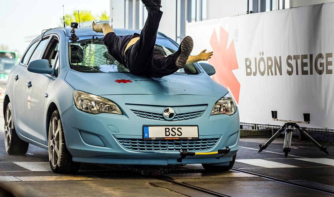 Autsch!! Bei einem Crashtest wird ein Frontalunfall mit einem Dummy und einem Pkw in Münster simuliert.