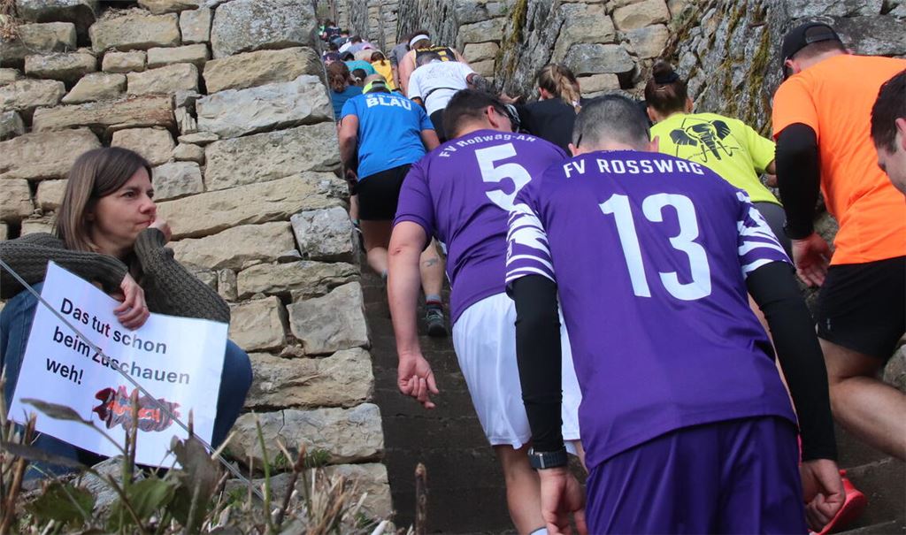 Autsch - diese Zuschauerin hat großen Respekt vor den Qualen, die die Teilnehmer beim Stäffeles-Lauf auf sich nehmen. Fotos: Arning
