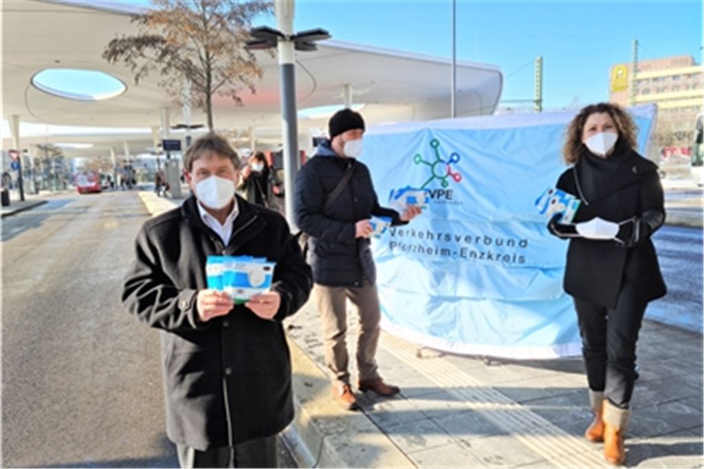 Axel Hofsäß (v.li.), Daniel Peikert und Selma Cantürk mit FFP2-Masken. Foto: Peche