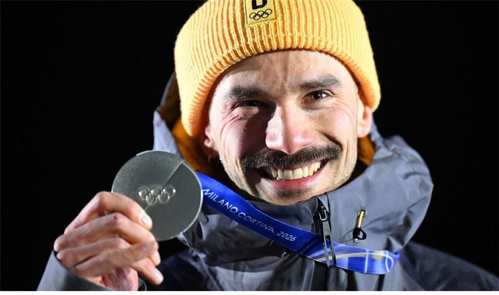 Axel Jungk jubelt über den Gewinn der Silbermedaille.
