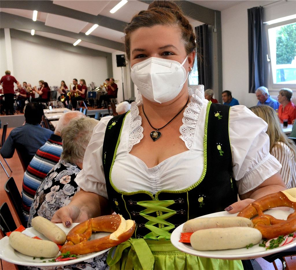 Ayleen Reich serviert Weißwürste.Foto: eld