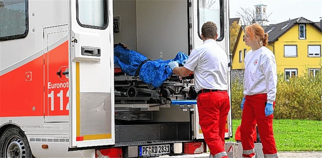 Aylin Hirth und Benjamin Ostwald kümmern sich um eine Patientin, die über Schmerzen im Bein klagt. Nach der ersten Diagnose bringen sie die Frau ins Krankenhaus nach Pforzheim. Fotos: Recken