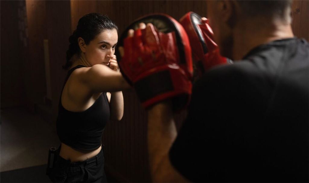 Azra (Mariam Hage) und ihr Trainer (Michael Rziha)