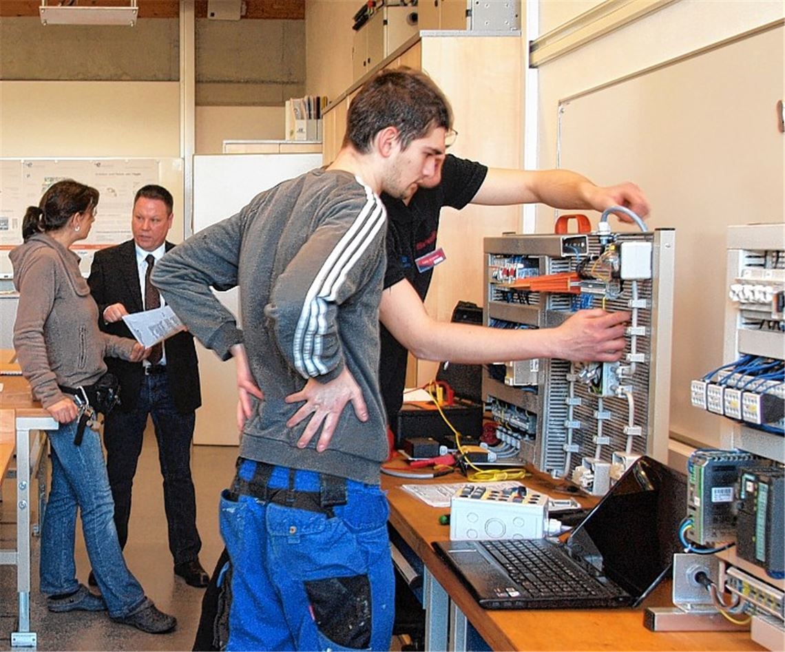 Azubi Loris Nonnenmacher (vorne) bereitet sich im Elektroausbildungszentrum von Marcus Beisteiner auf seine Zwischenprüfung vor. Im Hintergrund der Inhaber.