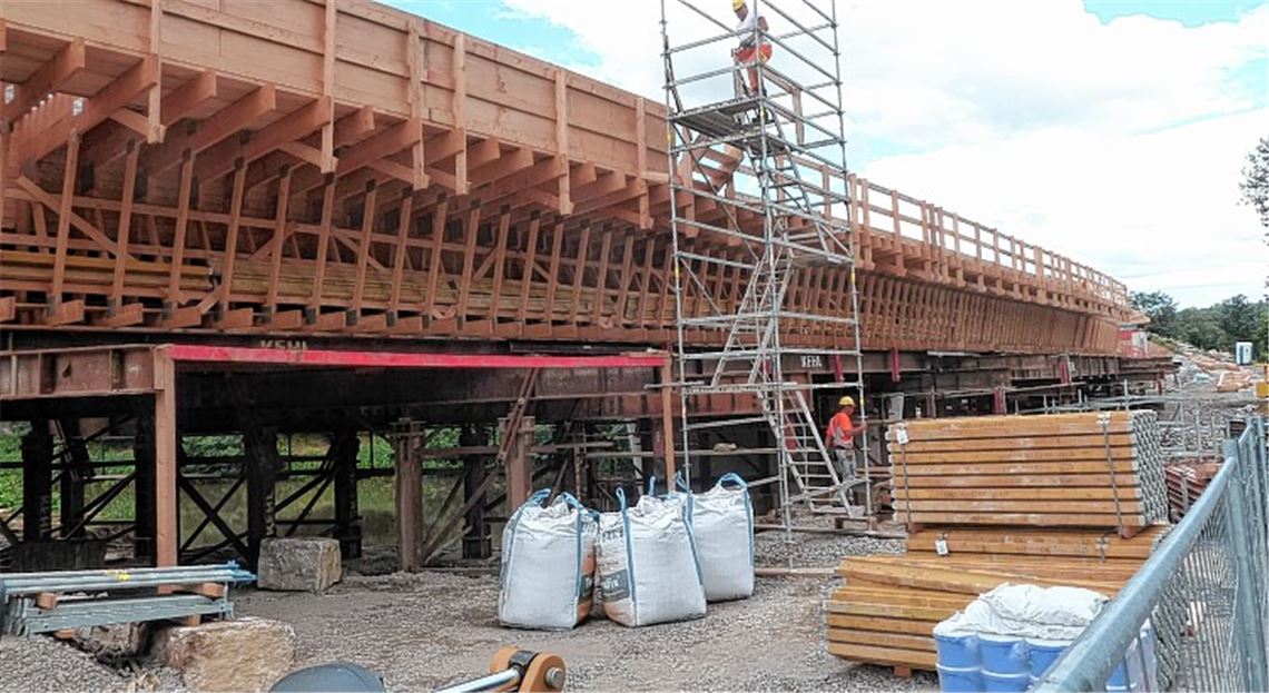 B10-Brücke: Durchfahrt unter dem Traggerüst wird möglich