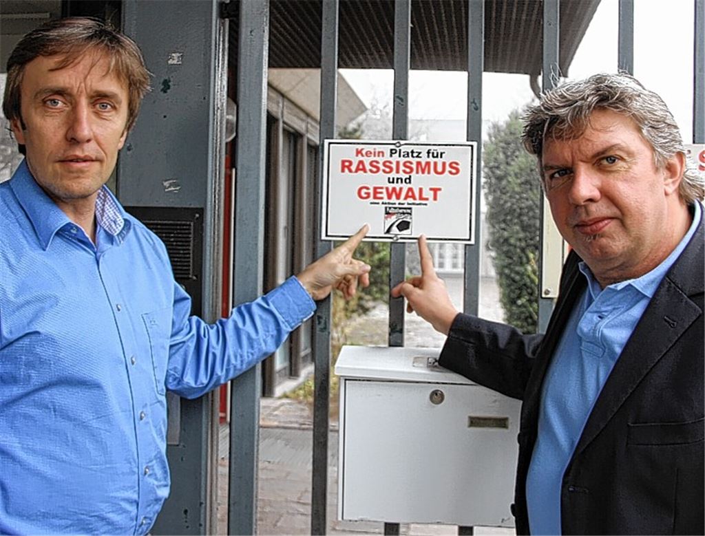 BFV-Präsident Ronny Zimmermann (rechts) und Geschäftsführer Uwe Ziegenhagen setzen ein deutliches Zeichen gegen Rassismus und Gewalt im Fußball. Foto: BFV