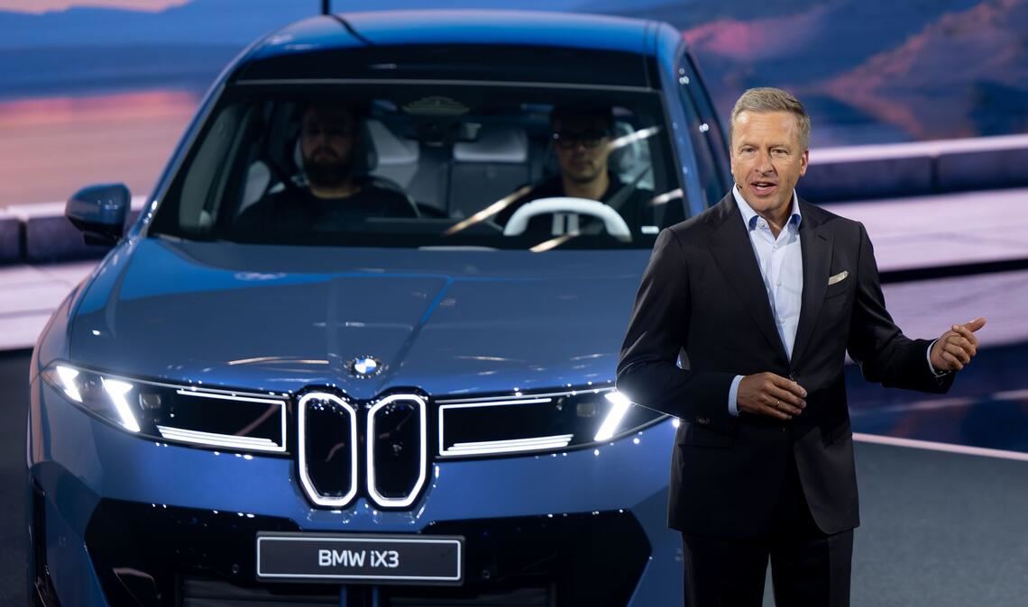 BMW-Chef Oliver Zipse und der neue iX3. Die Bestellungen für das erste Modell der neuen Klasse sind laut BMW gut. (Archivbild)