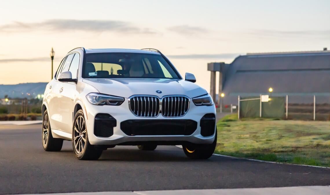 BMW ruft weltweit Hunderttausende Fahrzeuge zurück. Betroffen sind Modelle wie der X5, 3er und Z4. Grund ist ein Defekt im Starter, der Brandgefahr birgt. Alle Details hier.