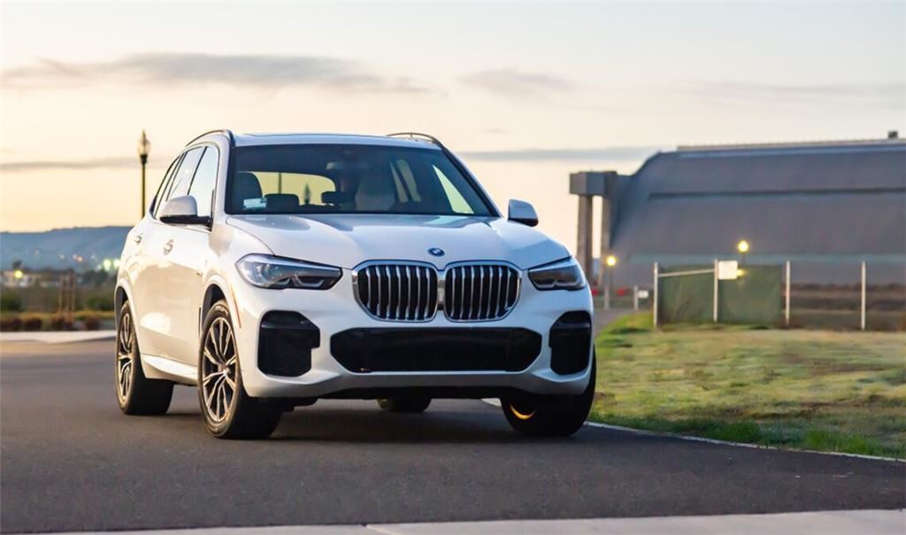 BMW ruft weltweit Hunderttausende Fahrzeuge zurück. Betroffen sind Modelle wie der X5, 3er und Z4. Grund ist ein Defekt im Starter, der Brandgefahr birgt. Alle Details hier.