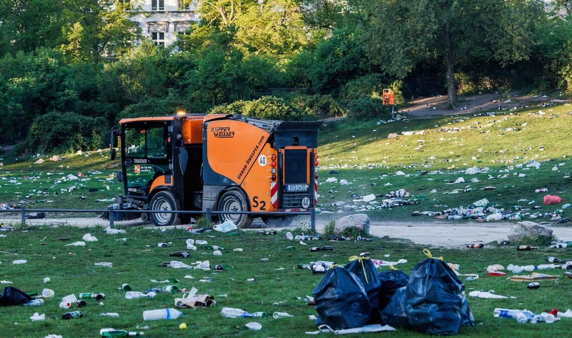 BSR-Kehrmaschine räumt nach 1. Mai im Görlitzer Park auf