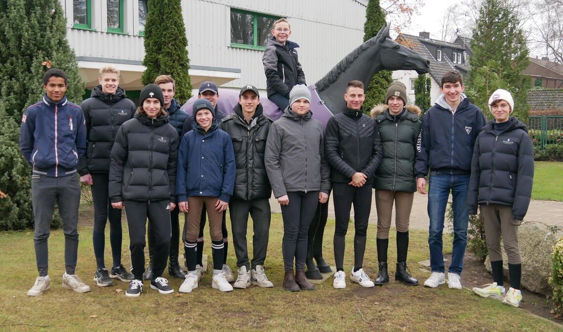 BU: Lucca Pfeil (5. v. re.) beim Jungs-Lehrgang in Warendorf. Der Reiter aus Mühlacker ist der beste Junge unter den Junioren in Deutschland. Foto: privat