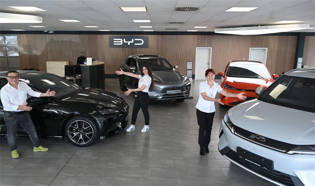 BYD ist mit immer mehr Autohändlern in Deutschland vertreten. Im Bild das Autozentrum Ritter und Gümüs in Beilstein.