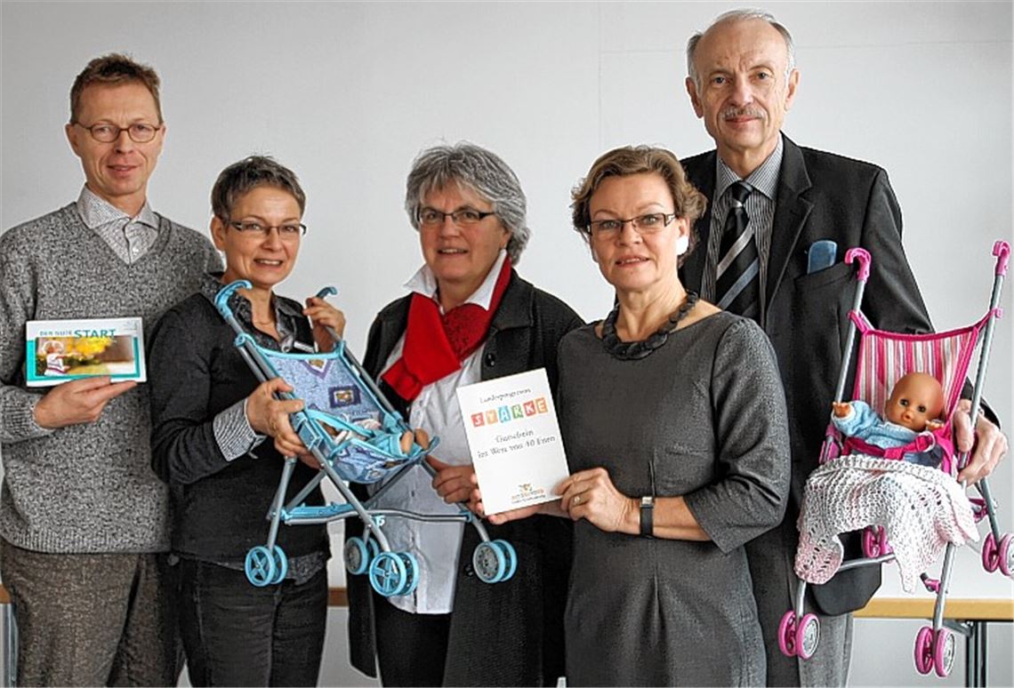 Babyalarm: Dafür, dass es einen solchen erst gar nicht gibt und sich Familien gut aufgehoben fühlen, wollen die am Projekt „Familienbesucher“ Beteiligten sorgen (v. li.): Hartmut Brunßen (Jugendhilfeplanung und Netzwerkkoordination Frühe Hilfen und Kinderschutz, Landratsamt), Andrea Ebeling (pädagogische Vhs-Mitarbeiterin), Erna Grafmüller (Haus der Familie Straubenhardt), Hannelore Alsfeld-Seibel (Leiterin Mühlacker Familienbildung), Dagobert Breitkreuz (Vhs-Geschäftsführer). Foto: Roth