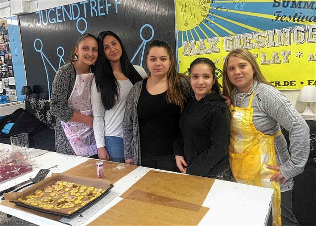 Schülerinnen backen mit an