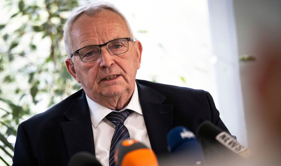 Backhaus hat grünes Licht für den Rettungsversuch einer privaten Initiative für den bei Wismar gestrandeten Buckelwal gegeben.