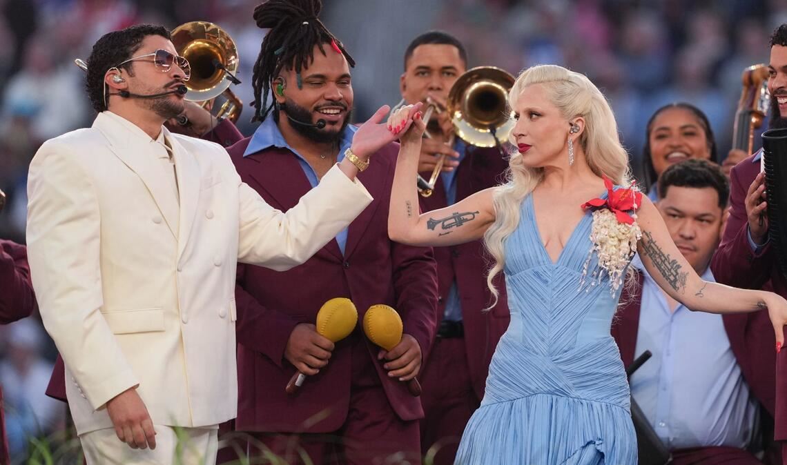 Bad Bunny (links) mit Lady Gaga bei der Halbzeitshow des Super Bowl.