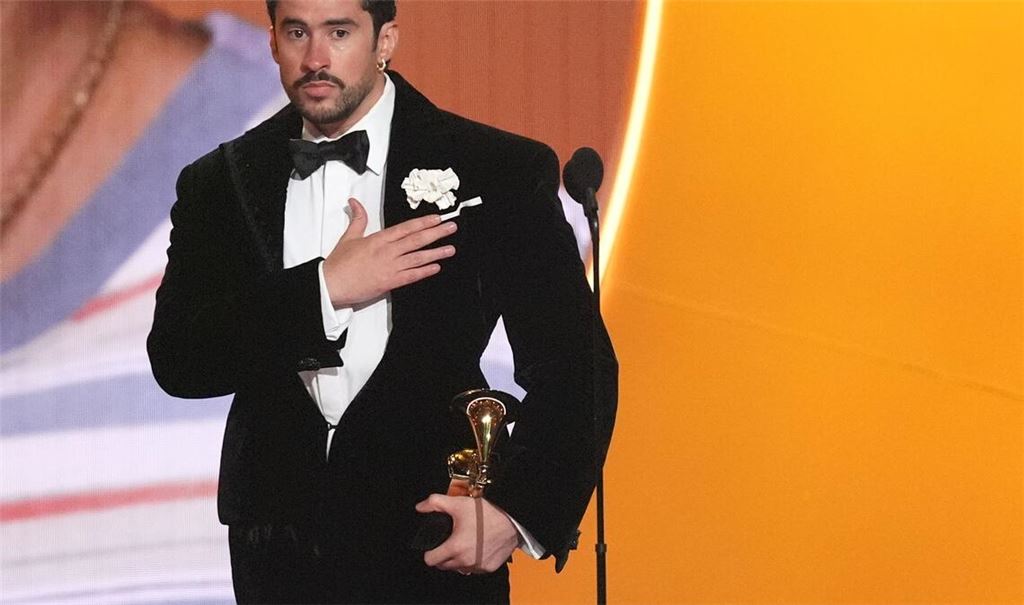 Bad Bunny nimmt den Preis für das Album des Jahres für "DeBÍ TiRAR MáS FOToS" bei den Grammy Awards entgegen ‒ und zeigt dabei, wo seine Heimat Puerto Rico liegt. (Archivbild)