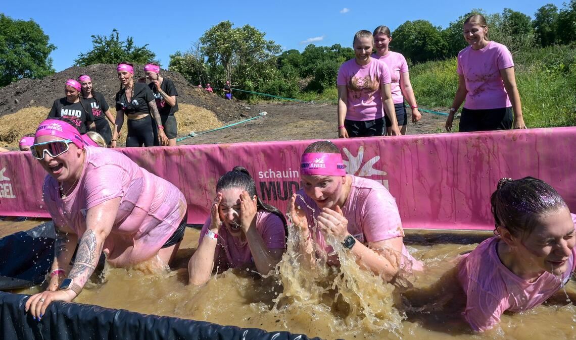 Bad im Schlammbecken - Teilnehmerinnen beim Muddy Angel Run