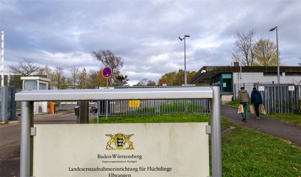 Baden-Württemberg, Ellwangen: Zwei Männer gehen zur Landeserstaufnahmestelle (LEA).