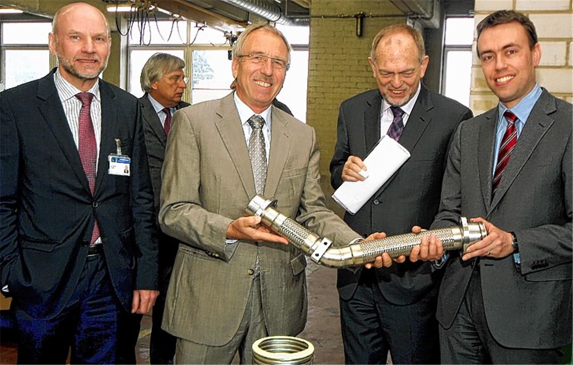 Baden-Württembergs Finanz- und Wirtschaftsminister Dr. Nils Schmid (re.) lässt sich bei der Firma Witzenmann von Geschäftsführer Gerhard Flöck, Fertigungsleiter Industrie Rainer Lutzi und dem Sprecher der Geschäftsführung, Hans-Eberhard Koch (v. li.) , informieren. 