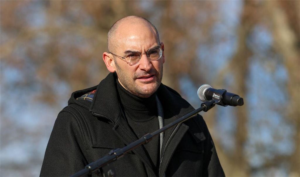 Baden-Württembergs Finanzminister Danyal Bayaz zieht sich schon mal warm an. Der Grünen-Politiker sieht sich mit teuren Wahlversprechen von CDU und Grünen konfrontiert.