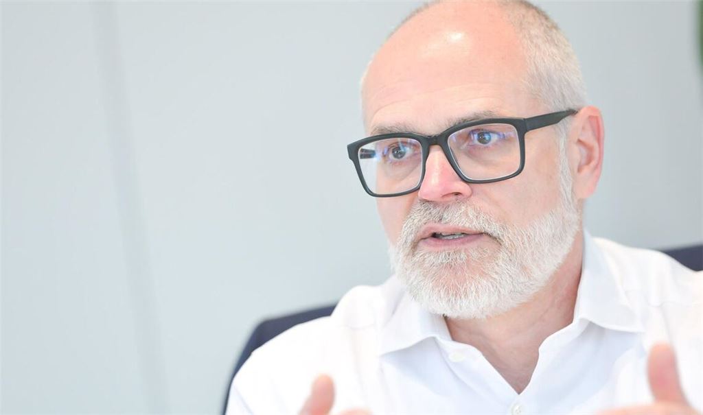Baden-Württembergs Stromnetz ist am Limit. Die Anschlusswünsche übersteigen in manchen Regionen bereits die Hälfte der vorhandenen Kapazität. EnBW-Vorstand Dirk Güsewell bezieht Stellung.