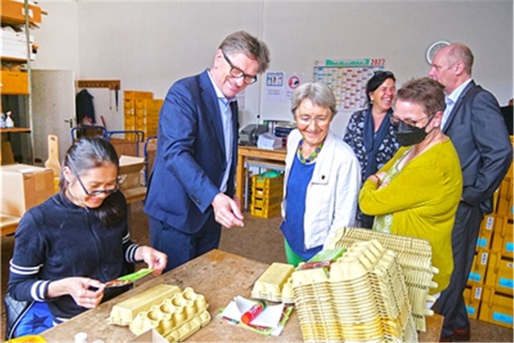 Baden-Württembergs grüner Sozialminister Manne Lucha (2. v. li.) informiert sich gemeinsam mit der Enzkreis-Landtagsabgeordneten Stefanie Seemann (3. v. li.) bei der gemeinnützigen GmbH Q-Prints&Service in Pforzheim über die verschiedenen Tätigkeitsbereiche, in denen Menschen durch Qualifizierung und Beschäftigung eine Teilhabe am gesellschaftlichen Leben ermöglicht werden soll. Foto: Friedrich