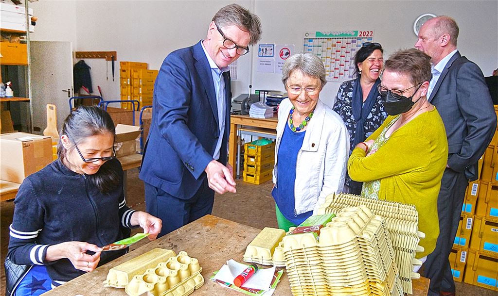 Baden-Württembergs grüner Sozialminister Manne Lucha (2. v. li.) informiert sich gemeinsam mit der Enzkreis-Landtagsabgeordneten Stefanie Seemann (3. v. li.) bei der gemeinnützigen GmbH Q-Prints&Service in Pforzheim über die verschiedenen Tätigkeitsbereiche, in denen Menschen durch Qualifizierung und Beschäftigung eine Teilhabe am gesellschaftlichen Leben ermöglicht werden soll. Foto: Friedrich