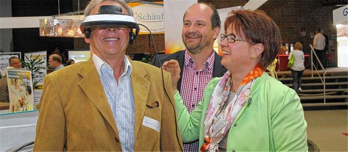 Badplanung im Star-Trek-Modus: Anke Schaefer-Schäuffele und Volker Schäuffele führen den Besuchern virtuelle Badewannen und Waschbecken vor Augen. Fotos: Hansen