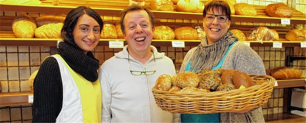Bäckermeister Ulrich Schmid und seine Mitarbeiterinnen Burcu Suludere und Tanja Vogt (re.) freuen sich über die Neueröffnung. Foto: Appich