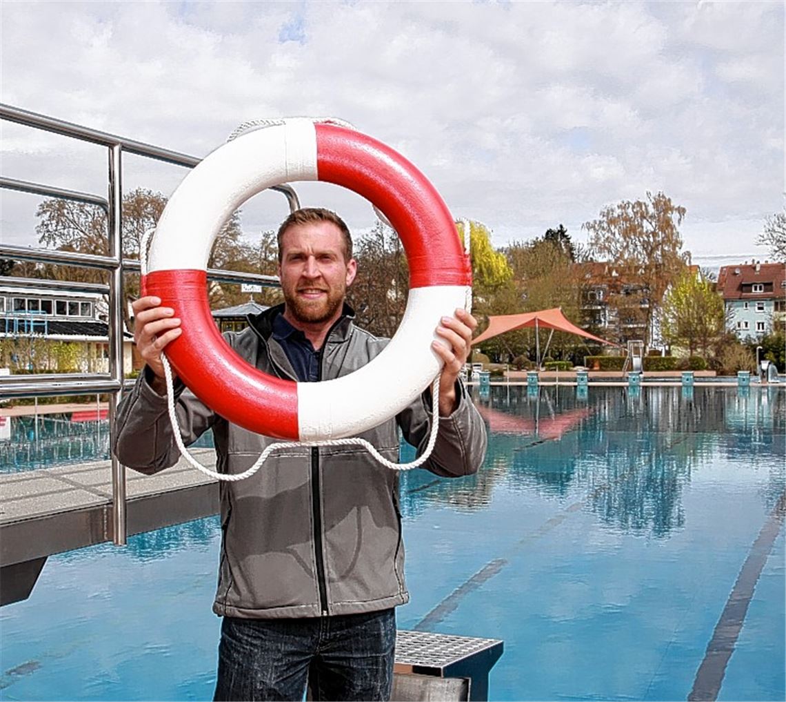 Bäderbetriebschef Andreas Pfisterer ist für die Freibadsaison 2015 gewappnet. Fotos: Sadler