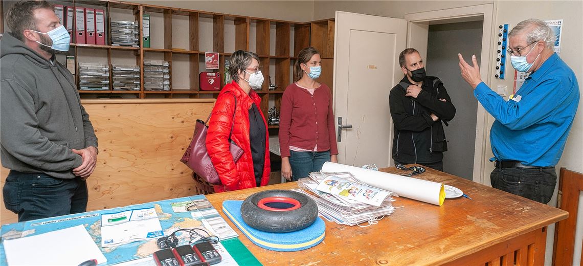 Bäderbetriebsleiter Andreas Pfisterer, Arzthelferin Jutta Napiwotzky, Medizinstudentin Theresa Eimert, Steffen Kazda (Grundstücks- und Gebäudemanagement Stadt Mühlacker) und Dr. Peter Napiwotzky (von links) im Gespräch. In diesem Raum ist die Einrichtung des Empfangszimmers für eine Infektpraxis möglich. Bisher dienst das Zimmer als Verwaltungsraum des Freibads. Foto: Fotomoment