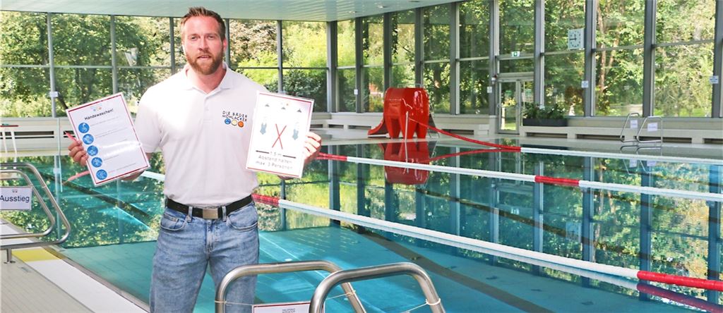Bäderbetriebsleiter Andreas Pfisterer mit Hinweisen zum richtigen Verhalten im Hallenbad in Corona-Zeiten. Am Dienstag wurden die Trennleinen im Becken eingezogen.Fotos: Sadler