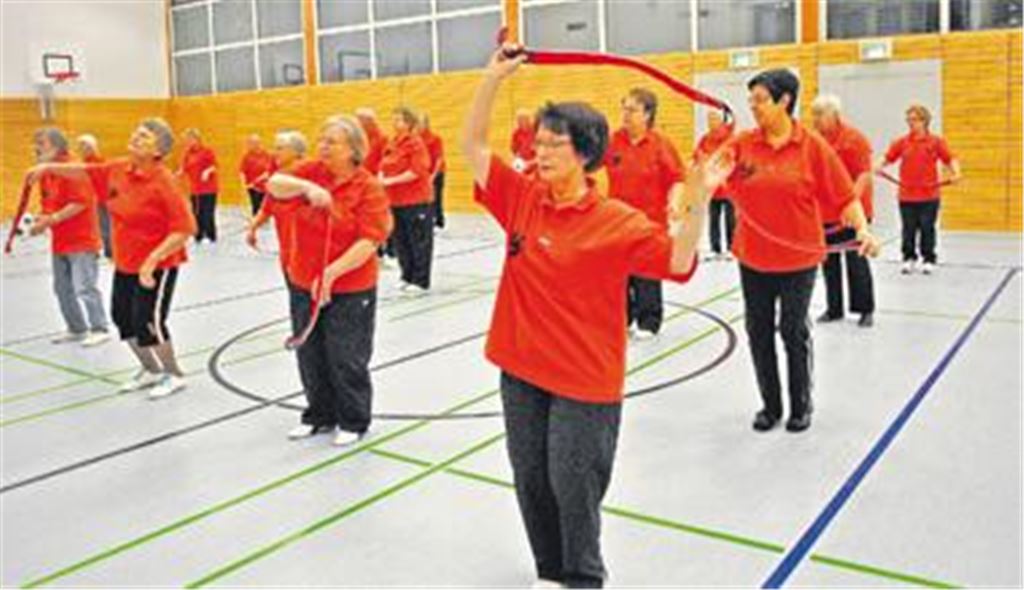 
Bänder, Reifen oder Seile: auch nach 25 Jahren gehen die Ideen für abwechslungsreiche Übungsstunden nicht aus. Fotos: Stahlfeld