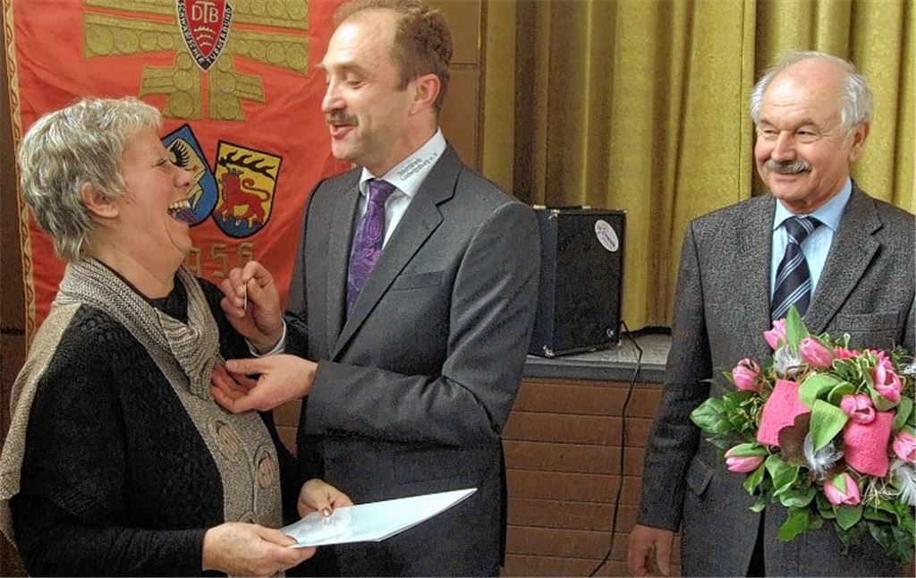 Bärbel Vorrink erhält vom Präsidenten des Sportkreises Ludwigsburg, Matthias Müller, die silberne Ehrennadel des Württembergischen Landessportbundes (WLSB), wozu auch der Präsident des Turngau Neckar-Enz, Gunter Bretschneider (re.) gratuliert. Foto: Fotomoment