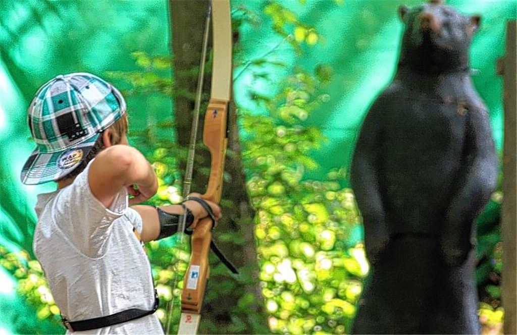 Bären bäumen sich bedrohlich vor den Schützen auf. Zum Glück sind die wilden Tiere nur Attrappen. Foto: Wallinger