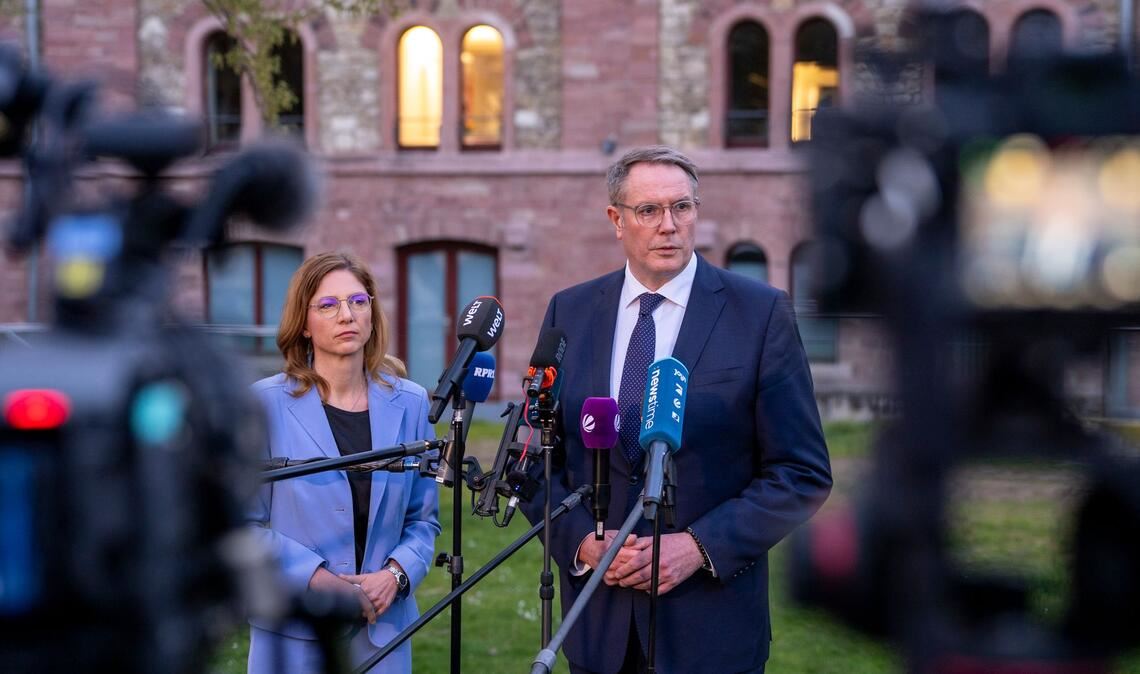 Bätzing-Lichtenthäler und Schweitzer äußerten sich vor der SPD-Geschäftsstelle.