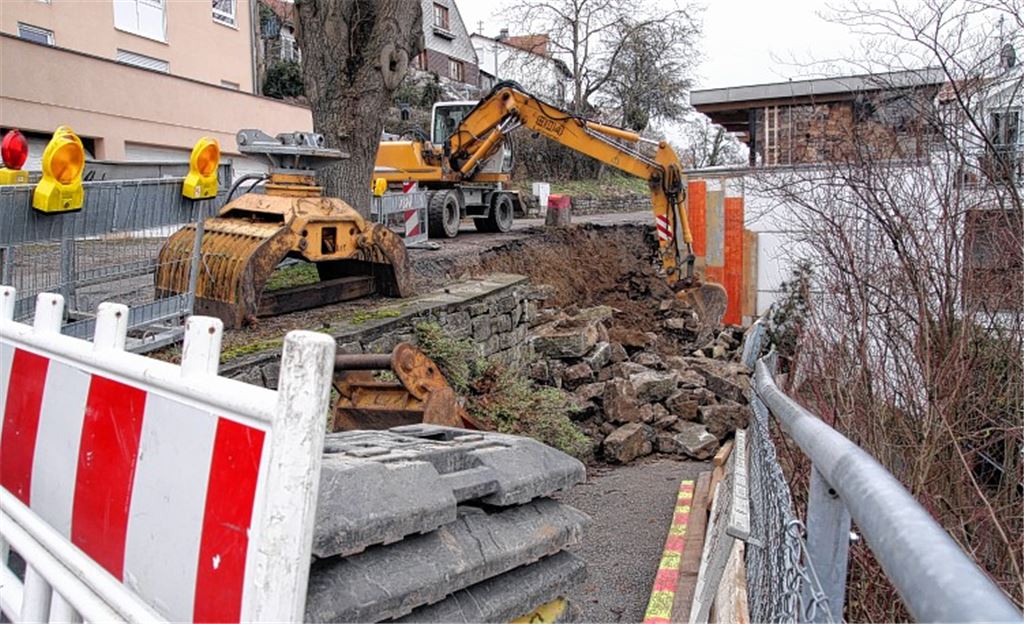 Baggerbiss für die Sicherheit: Am oberen Ende des sogenannten „Schlangenwegles“ in Enzberg wird eine Natursteinmauer saniert. Das alte Gemäuer sei bereits stark ausgebeult gewesen und habe dadurch eine Gefahr für die Fußgänger dargestellt, heißt es aus dem Mühlacker Rathaus.