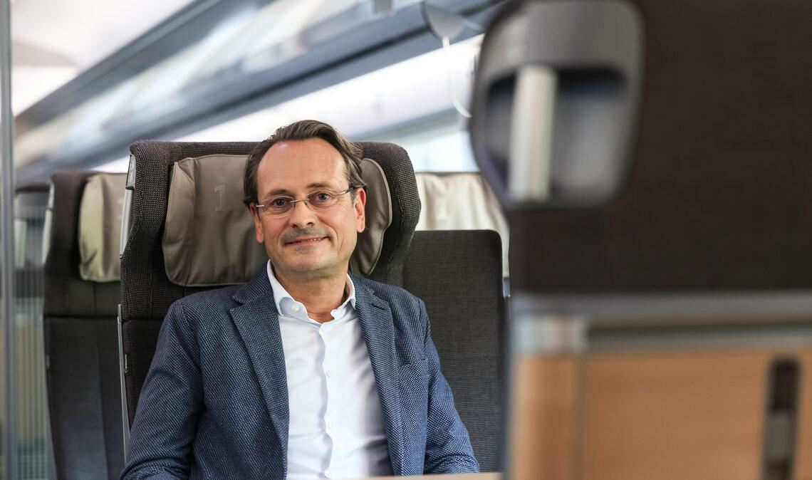 Bahn-Fernverkehrsvorstand Michael Peterson sieht eine größere Akzeptanz von langen Zugreisen. (Archivbild)