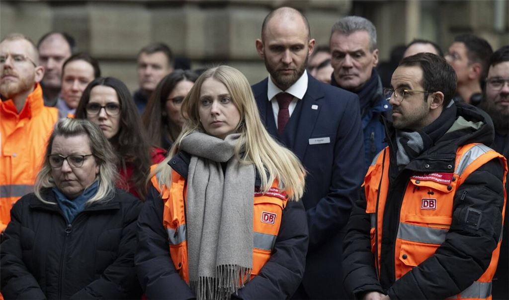 Bahn-Mitarbeiter und Bundespolizisten gedenken des nach einem Angriff verstorbenen Zugbegleiters.