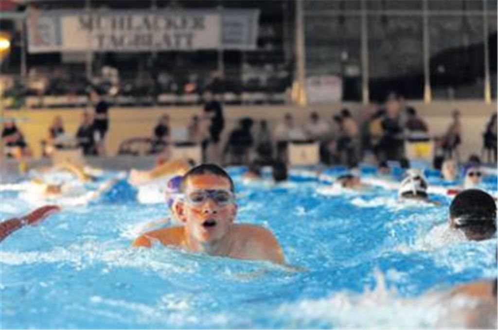 Bahn für Bahn für Bahn durchpflügen die Schwimmer die blauen Wogen im Mühlacker Hallenbad. Fotos: Fotomoment
