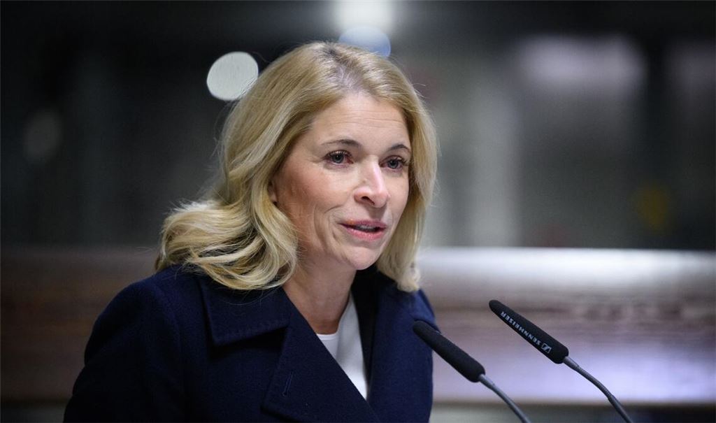 Bahnchefin Evelyn Palla will nach dem tödlichen Angriff auf einen Zugbegleiter einen Sicherheitsgipfel mit den Sicherheitsverantwortlichen im Bahnverkehr einberufen. (Archivbild)