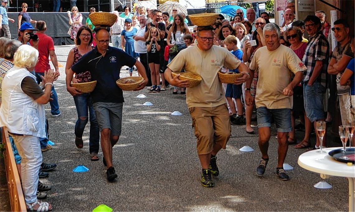 Straßenfest Sternenfels lockt Tausende Besucher an Zwischen Brotkörben und Getränkekisten