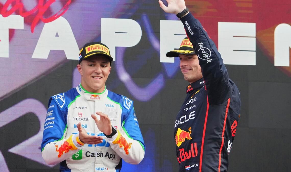 Bald Teamkollegen? Isack Hadjar und Max Verstappen auf dem Podest.