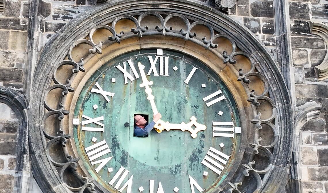 Bald kommt die Sommerzeit: Am Dom in Magdeburg werden die Zeiger der westlichen Turmuhr schon mal kontrolliert.