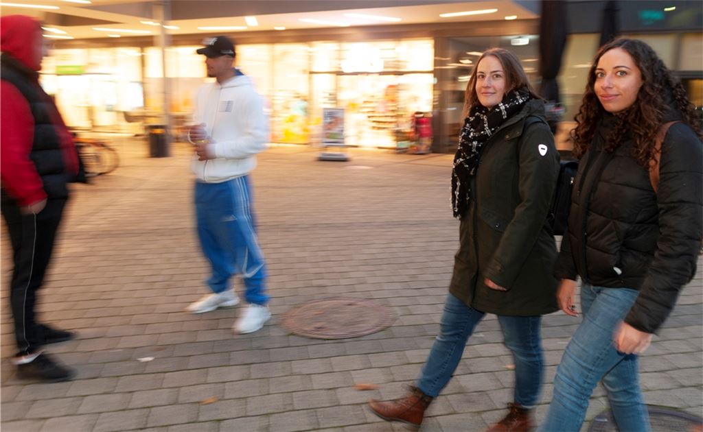 Bald nicht mehr vor Ort: Mitarbeiterinnen der Mobilen Jugendarbeit beim „Streetwork“ in Mühlacker. Archivfoto: Fotomoment