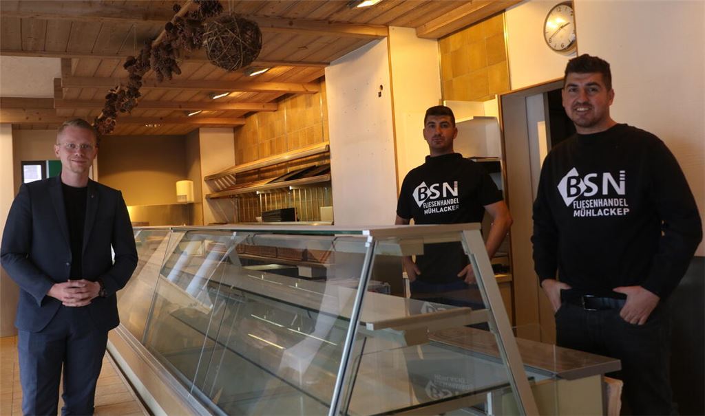Bald sollen im ehemaligen dürrmenzbäcker wieder Backwaren verkauft werden, verraten OB-Kandidat und Stadtrat Paul Renner (v.li.) sowie Ali und Murat Bostan. Foto: Deeg